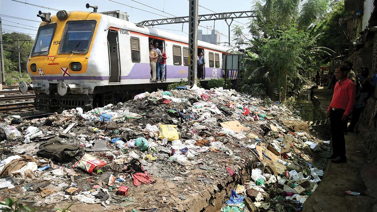 INDIAN RAILWAY: రైల్లలోని చెత్త.. ట్రాక్ పైనే! INDIAN RAILWAY: రైల్లలోని చెత్త.. ట్రాక్ పైనే!