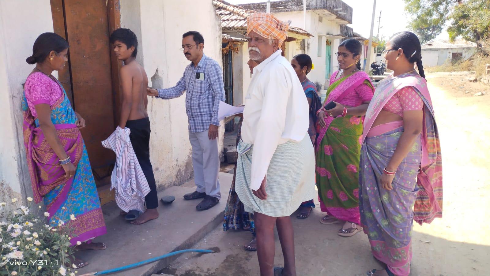 ఇంటింటికీ వెళ్లి కుష్ఠు వ్యాధి పరీక్షలు ఇంటింటికీ వెళ్లి కుష్ఠు వ్యాధి పరీక్షలు