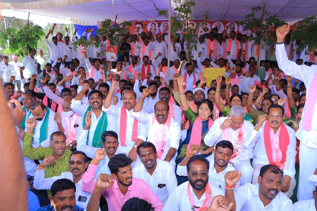 BRS ధర్నాలతో దద్దరిల్లిన జిల్లా కేంద్రాలు BRS ధర్నాలతో దద్దరిల్లిన జిల్లా కేంద్రాలు