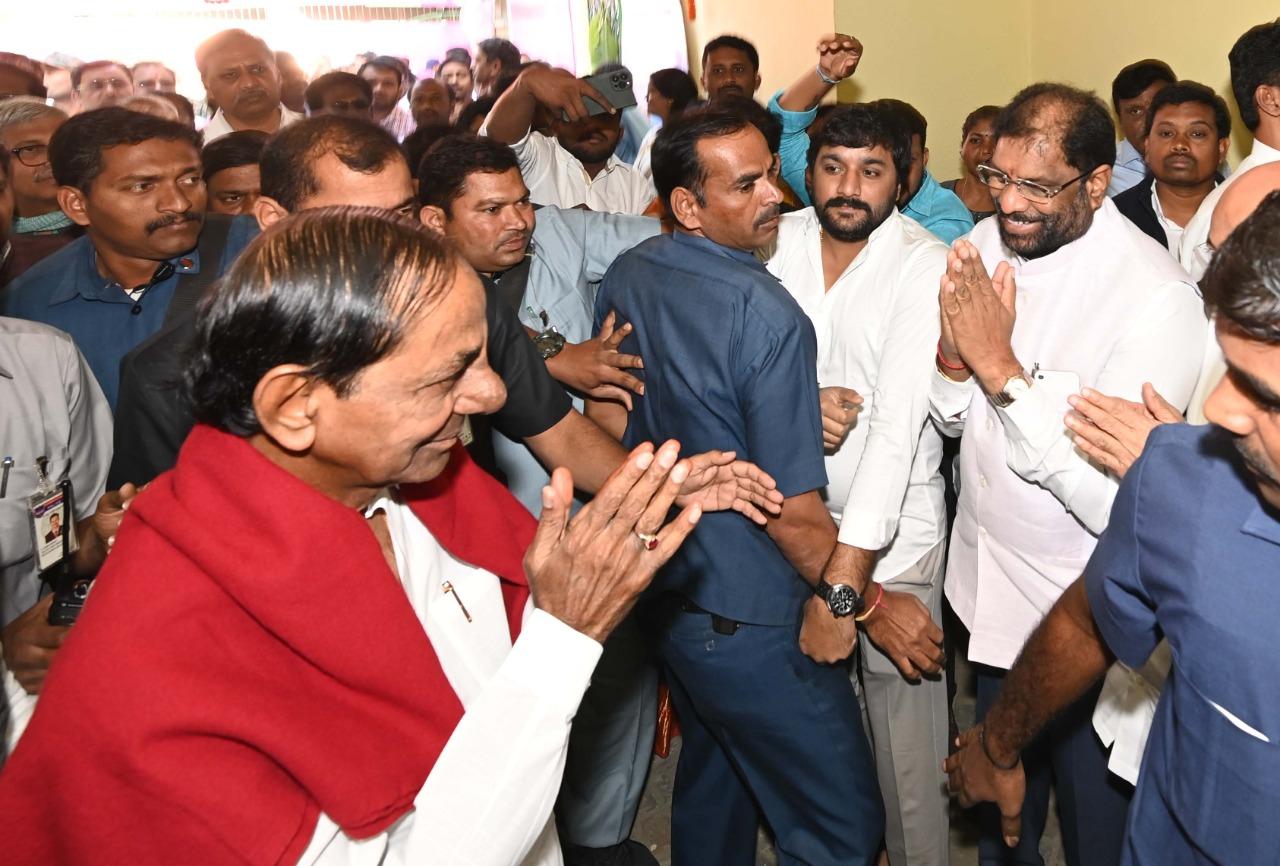ఢిల్లీ: BRS కార్యాలయంలో రైతు సంఘాల నేతలతో KCR సమావేశం ఢిల్లీ: BRS కార్యాలయంలో రైతు సంఘాల నేతలతో KCR సమావేశం