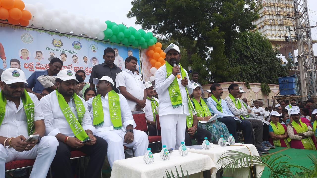 నల్లగొండ: ‘ఒక్క రోజు లక్ష మొక్కలు’ కార్యక్రమం ప్రారంభించిన మంత్రి నల్లగొండ: ‘ఒక్క రోజు లక్ష మొక్కలు’ కార్యక్రమం ప్రారంభించిన మంత్రి