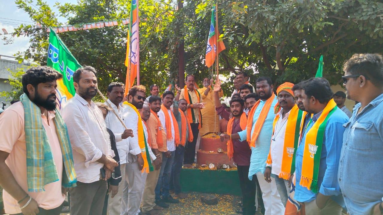నల్గొండ: గ్రామాల్లో ‘ప్రజా గోస.. బీజేపీ భరోసా యాత్ర’ జోరు నల్గొండ: గ్రామాల్లో ‘ప్రజా గోస.. బీజేపీ భరోసా యాత్ర’ జోరు