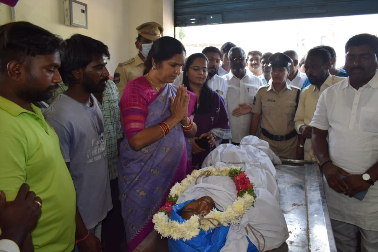 పారిశుద్ధ్య కార్మికుల మృతుల కుటుంబాలను ఆదుకుంటాం: ఎమ్మెల్యే పారిశుద్ధ్య కార్మికుల మృతుల కుటుంబాలను ఆదుకుంటాం: ఎమ్మెల్యే