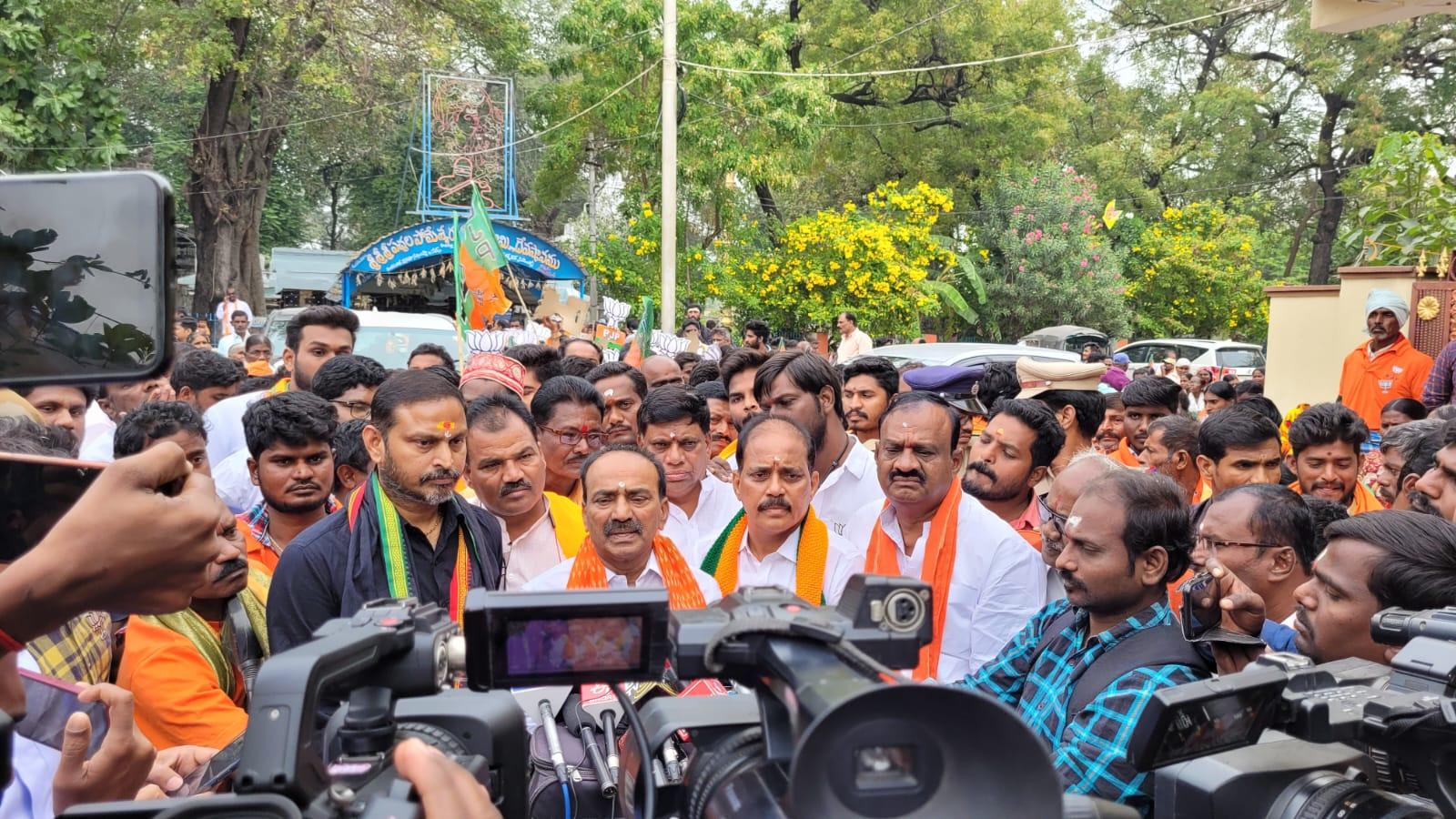 KCRకు TRS, తెలంగాణలతో బంధం తెగింది: ఈటల KCRకు TRS, తెలంగాణలతో బంధం తెగింది: ఈటల