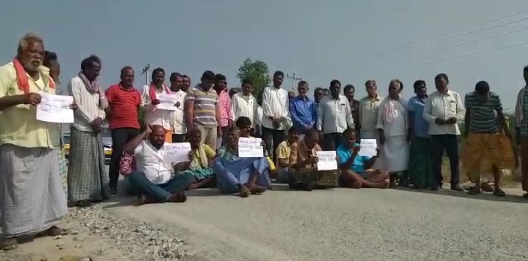 విద్యుత్ సమస్యలు పరిష్కరించాలని సబ్ స్టేషన్ ముట్టడించిన రైతులు విద్యుత్ సమస్యలు పరిష్కరించాలని సబ్ స్టేషన్ ముట్టడించిన రైతులు