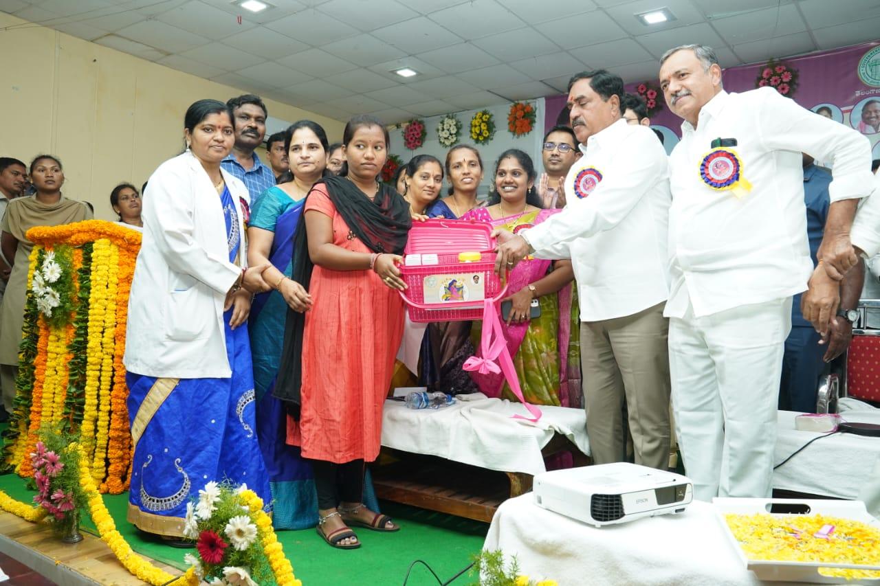 భూపాలపల్లి: కేసీఆర్ న్యూట్రిషన్ కిట్ల పంపిణీ.. పాల్గొన్న మంత్రులు ఎర్రబెల్లి, సత్యవతి భూపాలపల్లి: కేసీఆర్ న్యూట్రిషన్ కిట్ల పంపిణీ.. పాల్గొన్న మంత్రులు ఎర్రబెల్లి, సత్యవతి