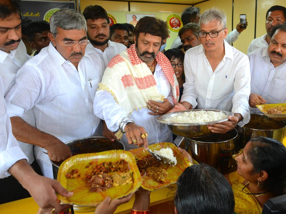 బాలయ్య బాబు రూ.2 బిర్యానీ.. ఎగబడ్డ జనం? బాలయ్య బాబు రూ.2 బిర్యానీ.. ఎగబడ్డ జనం?