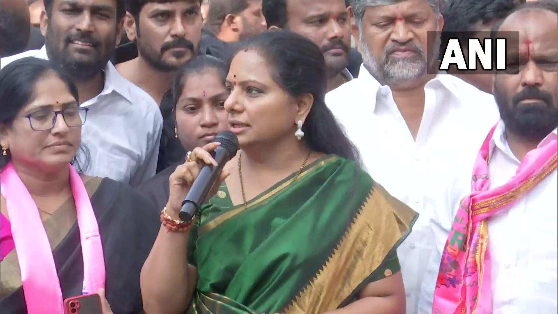 కంటతడి పెట్టిన ఎమ్మెల్సీ కవిత కంటతడి పెట్టిన ఎమ్మెల్సీ కవిత