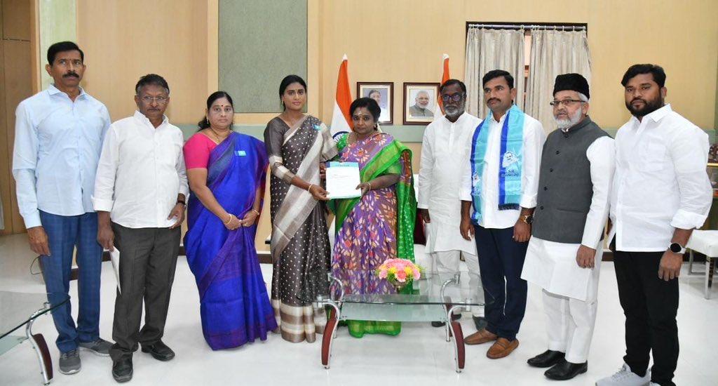 నీదీ నాదీ ఒకటే పరిస్థితి అమ్మా.. షర్మిలకు గవర్నర్ ఓదార్పు! నీదీ నాదీ ఒకటే పరిస్థితి అమ్మా.. షర్మిలకు గవర్నర్ ఓదార్పు!