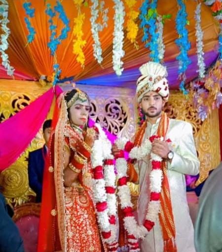 పెళ్లి బాజాలు.. చావు సప్పుళ్లయ్యాయి.. స్టేజీపైనే నవ వధువు మృతి పెళ్లి బాజాలు.. చావు సప్పుళ్లయ్యాయి.. స్టేజీపైనే నవ వధువు మృతి