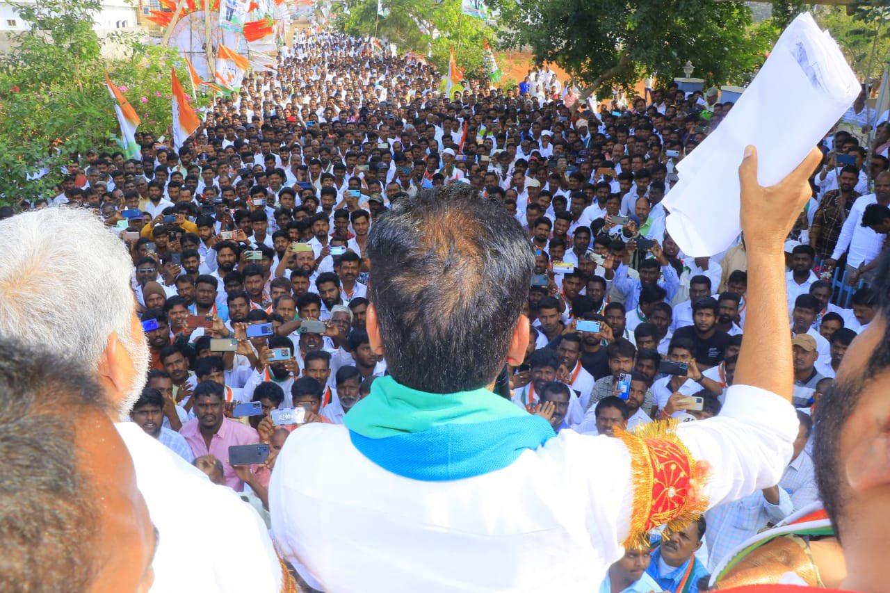 రేవంత్ ఆధ్వర్యంలో కదం తొక్కిన కాంగ్రెస్.. పోటెత్తిన కార్యకర్తలు.. దద్దరిల్లిన కలెక్టరేట్లు రేవంత్ ఆధ్వర్యంలో కదం తొక్కిన కాంగ్రెస్.. పోటెత్తిన కార్యకర్తలు.. దద్దరిల్లిన కలెక్టరేట్లు