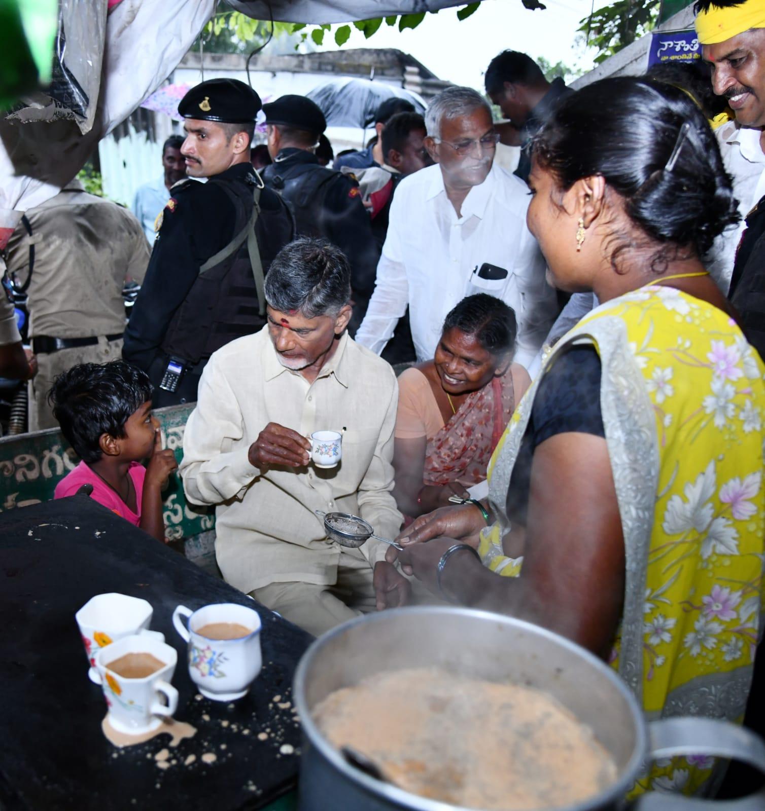 ప్రచారం స్టైల్ మార్చిన చంద్రబాబు.. సడన్గా టీ కొట్లో ప్రత్యక్షం! ప్రచారం స్టైల్ మార్చిన చంద్రబాబు.. సడన్గా టీ కొట్లో ప్రత్యక్షం!