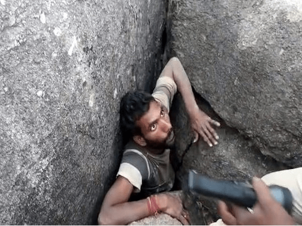 43 గంటల రెస్క్యూ ఆపరేషన్.. బండ రాళ్ల మధ్య నుంచి సురక్షితంగా బయట పడిన రాజు 43 గంటల రెస్క్యూ ఆపరేషన్.. బండ రాళ్ల మధ్య నుంచి సురక్షితంగా బయట పడిన రాజు