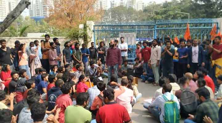 HCU | హెచ్సీయూలో దారుణం.. విద్యార్థినిపై ప్రొఫెసర్ అత్యాచారయత్నం HCU | హెచ్సీయూలో దారుణం.. విద్యార్థినిపై ప్రొఫెసర్ అత్యాచారయత్నం