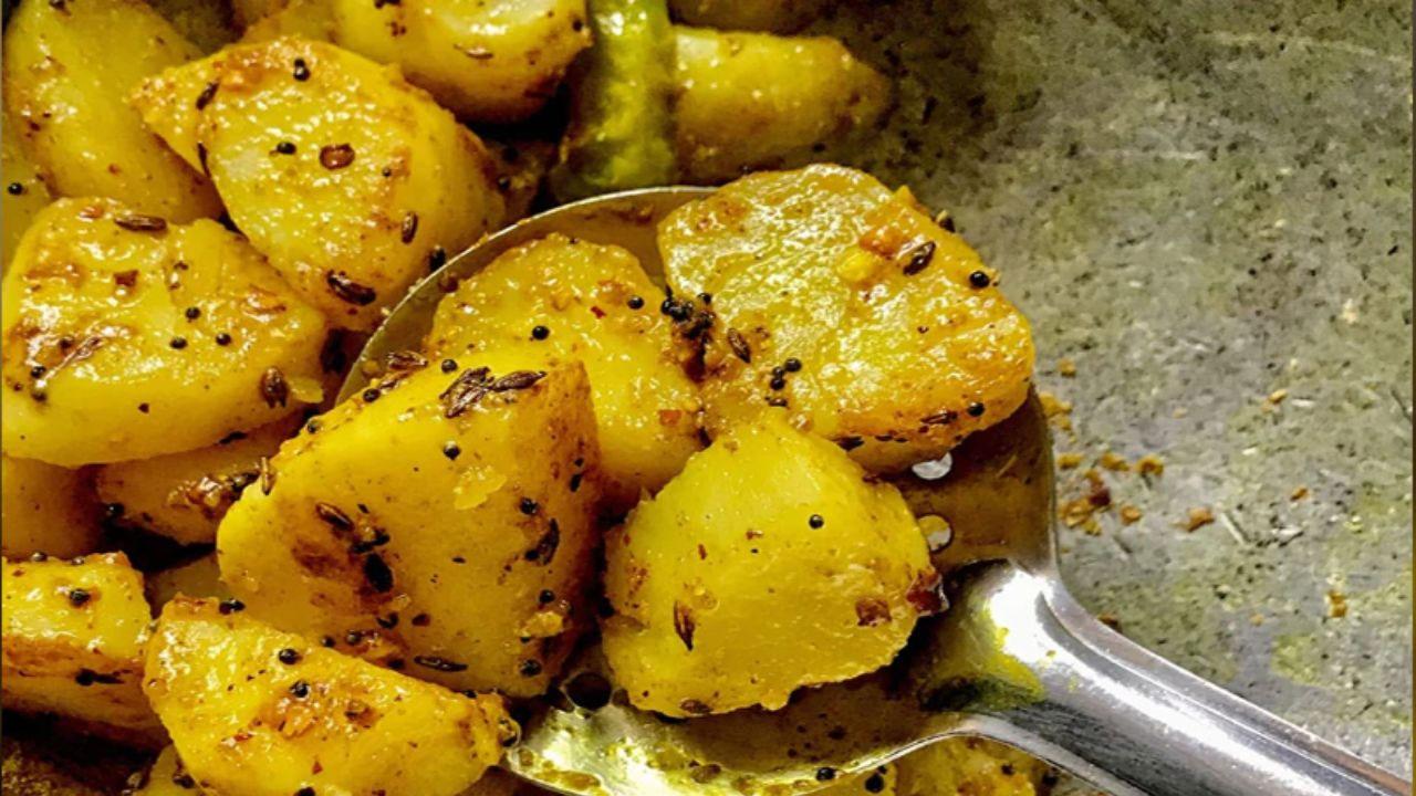 Potato | ఉడికించిన బంగాళదుంపను మళ్లీ వేడి చేస్తున్నారా..? ఆరోగ్యం ప్రమాదంలో పడ్డట్లే..! Potato | ఉడికించిన బంగాళదుంపను మళ్లీ వేడి చేస్తున్నారా..? ఆరోగ్యం ప్రమాదంలో పడ్డట్లే..!