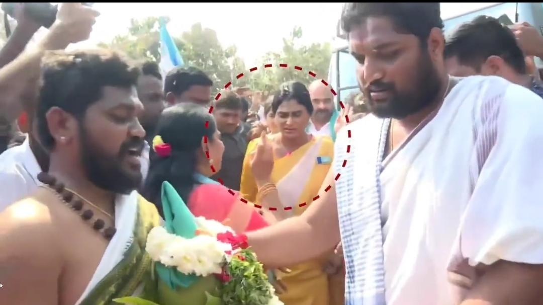 పూర్ణకుంభంతో స్వాగతం.. తోసేసిన వైఎస్ షర్మిల పూర్ణకుంభంతో స్వాగతం.. తోసేసిన వైఎస్ షర్మిల