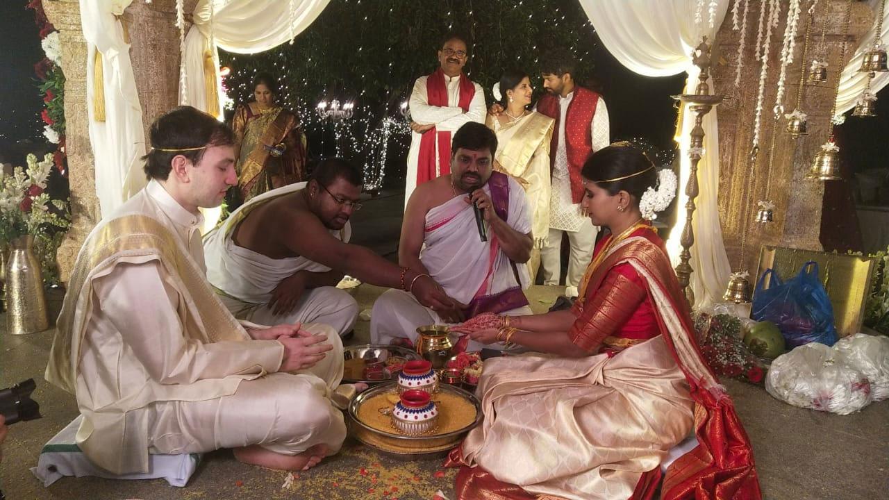 ఆన్లైన్ గేమ్ కలిపిన బంధం.. అమెరికా అబ్బాయిని పెళ్లాడిన తెలుగు యువతి ఆన్లైన్ గేమ్ కలిపిన బంధం.. అమెరికా అబ్బాయిని పెళ్లాడిన తెలుగు యువతి