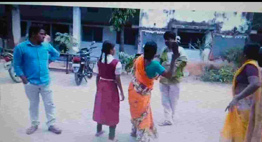 కీచక టీచర్కు దేహశుద్ధి.. సస్పెన్షన్ కీచక టీచర్కు దేహశుద్ధి.. సస్పెన్షన్