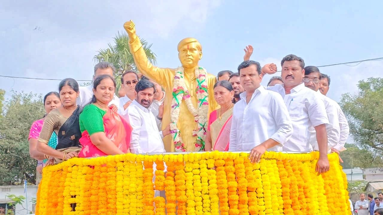 శ్రీకాంతాచారి ఆశయాలు సాధిస్తాం: మంత్రి జగదీష్ రెడ్డి శ్రీకాంతాచారి ఆశయాలు సాధిస్తాం: మంత్రి జగదీష్ రెడ్డి