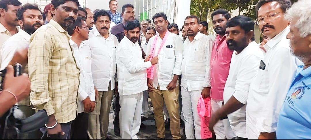 మంత్రి సమక్షంలో టీఆర్ఎస్లో చేరిన BJP జిల్లా కార్యదర్శి మంత్రి సమక్షంలో టీఆర్ఎస్లో చేరిన BJP జిల్లా కార్యదర్శి