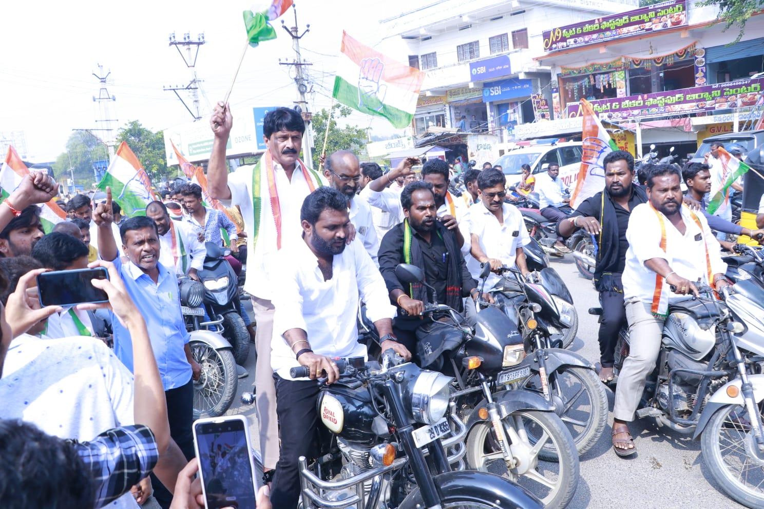 రైతాంగ సమస్యలపై కాంగ్రెస్ నిరసనల హోరు.. కలెక్టరేట్ల ముట్టడి రైతాంగ సమస్యలపై కాంగ్రెస్ నిరసనల హోరు.. కలెక్టరేట్ల ముట్టడి