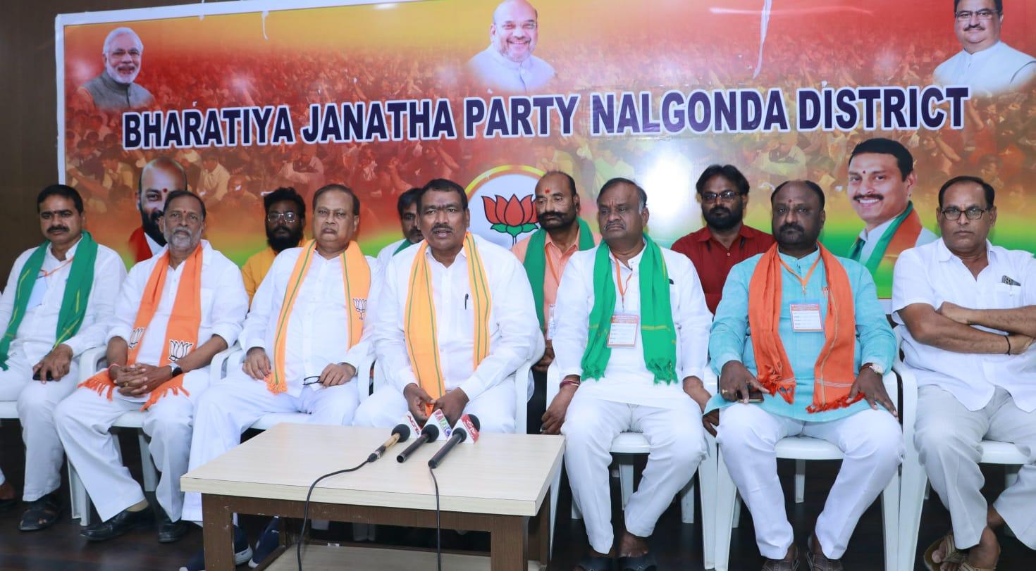 ధాన్యం కొనుగోలులో కేసీఆర్ దుష్ప్రచారం: మాజీ ఎమ్మెల్యే ఎండల లక్ష్మీనారాయణ ధాన్యం కొనుగోలులో కేసీఆర్ దుష్ప్రచారం: మాజీ ఎమ్మెల్యే ఎండల లక్ష్మీనారాయణ