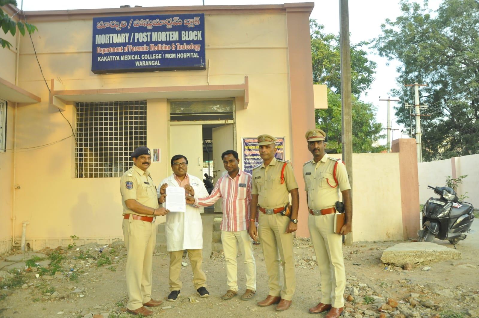 WARANGAL: గుర్తుతెలియని డెడ్బాడీ KMCకి అప్పగింత WARANGAL: గుర్తుతెలియని డెడ్బాడీ KMCకి అప్పగింత