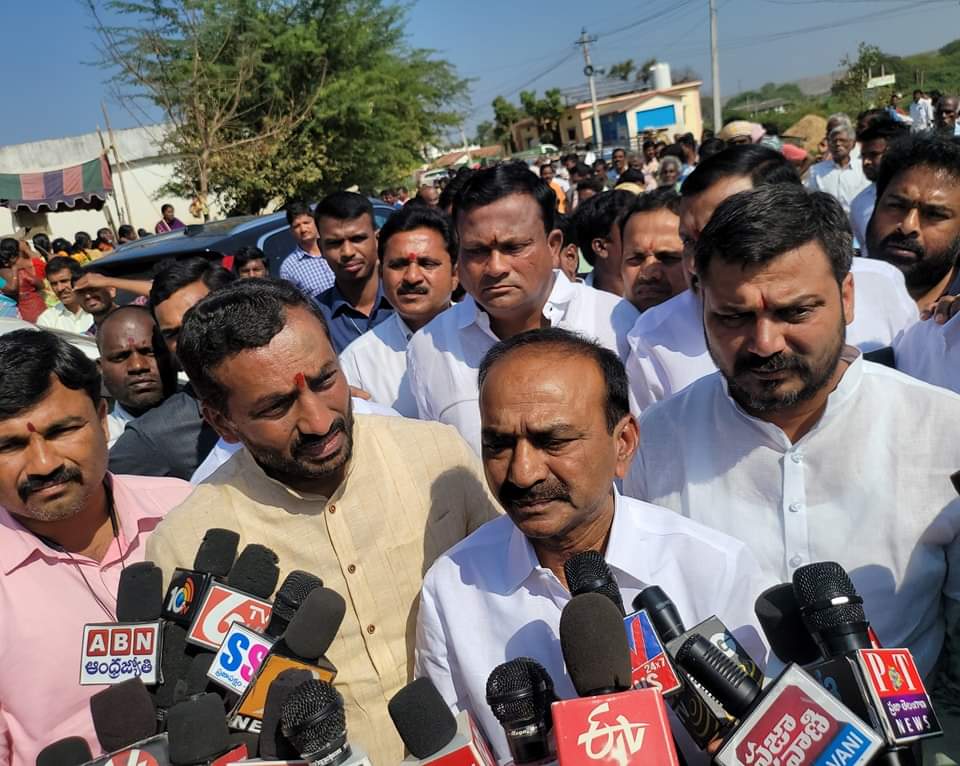 కేసీఆర్ ప్రజలను ఆగం చేస్తుండు: ఎమ్మెల్యే ఈటల రాజేందర్ కేసీఆర్ ప్రజలను ఆగం చేస్తుండు: ఎమ్మెల్యే ఈటల రాజేందర్