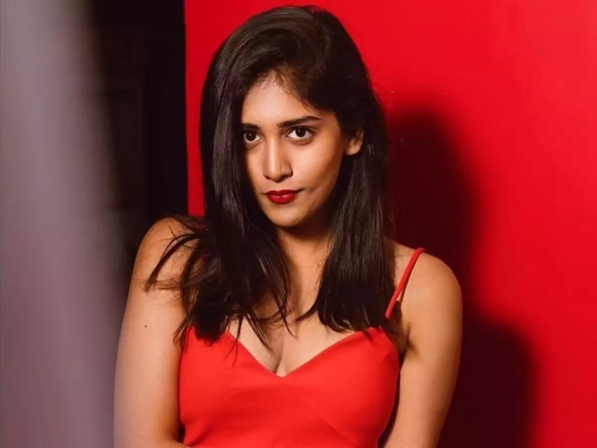 మెసేజులు పంపి వేధిస్తున్నారు.. హీరోయిన్ చాందినిచౌదరి మెసేజులు పంపి వేధిస్తున్నారు.. హీరోయిన్ చాందినిచౌదరి