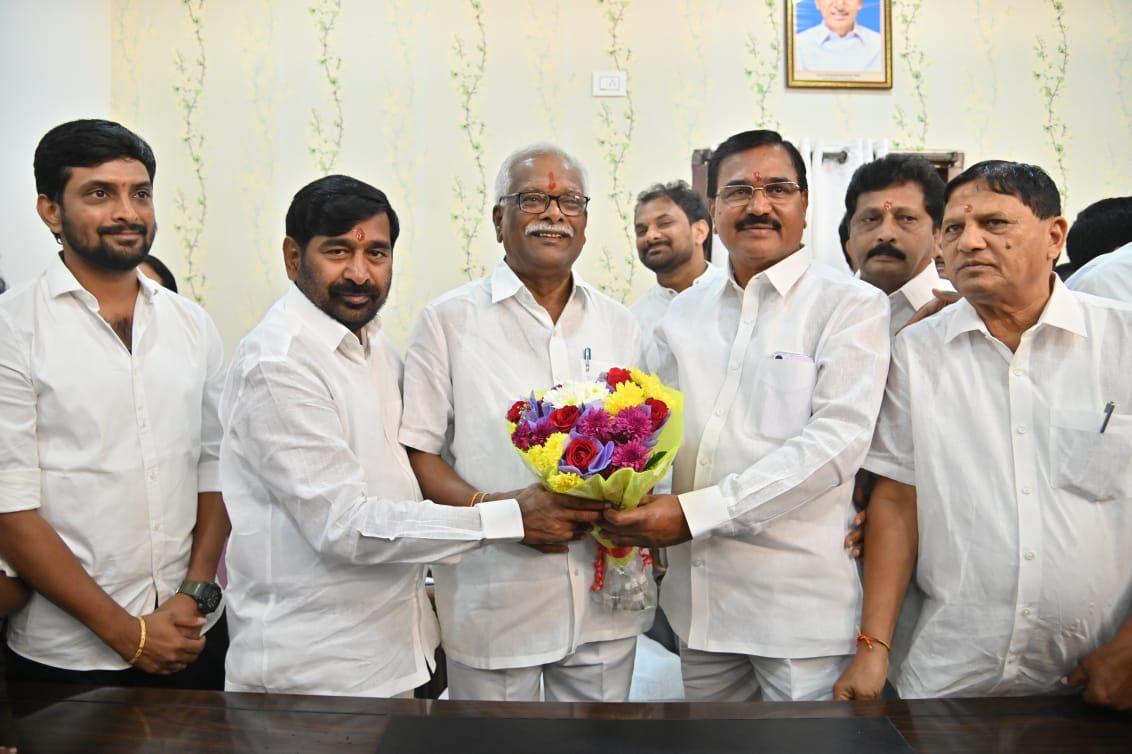 అగ్రోస్ చైర్మన్గా బాధ్యతలు స్వీకరించిన తిప్పన విజయసింహారెడ్డి అగ్రోస్ చైర్మన్గా బాధ్యతలు స్వీకరించిన తిప్పన విజయసింహారెడ్డి