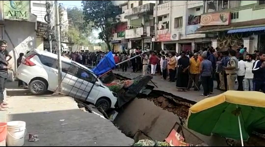 గోషామహల్లో కుంగిన రోడ్డు.. వాహనాలు, కూరగాయల బండ్లు ధ్వంసం గోషామహల్లో కుంగిన రోడ్డు.. వాహనాలు, కూరగాయల బండ్లు ధ్వంసం