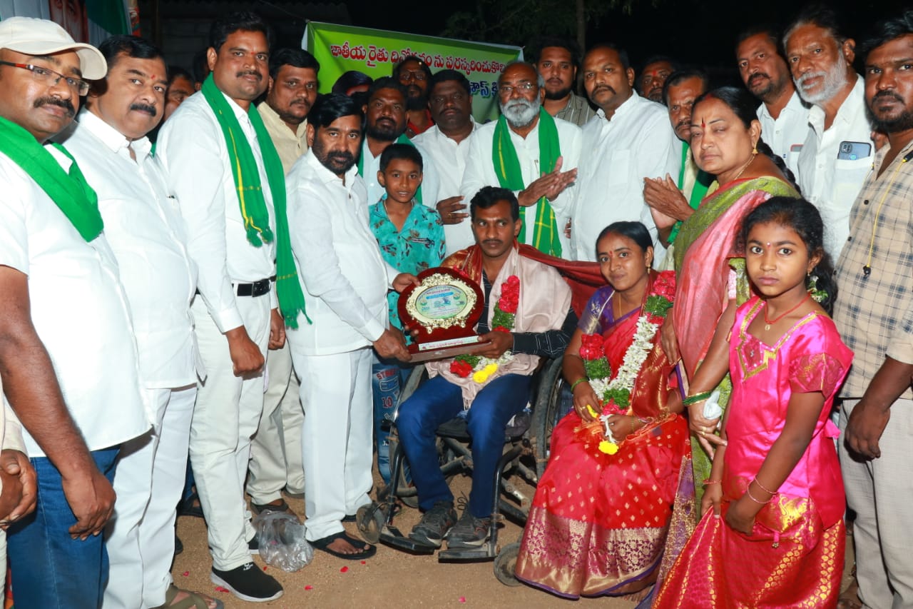 అన్నదాతకు ఆత్మ బంధువు ‘రైతు బంధు’: మంత్రి జగదీష్ రెడ్డి అన్నదాతకు ఆత్మ బంధువు ‘రైతు బంధు’: మంత్రి జగదీష్ రెడ్డి