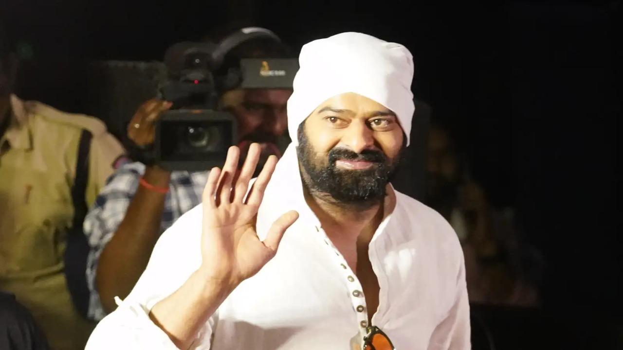 ప్రభాస్ది విగ్గే.. వీడియో ప్రూఫ్తో దొరికిపోయాడు ప్రభాస్ది విగ్గే.. వీడియో ప్రూఫ్తో దొరికిపోయాడు