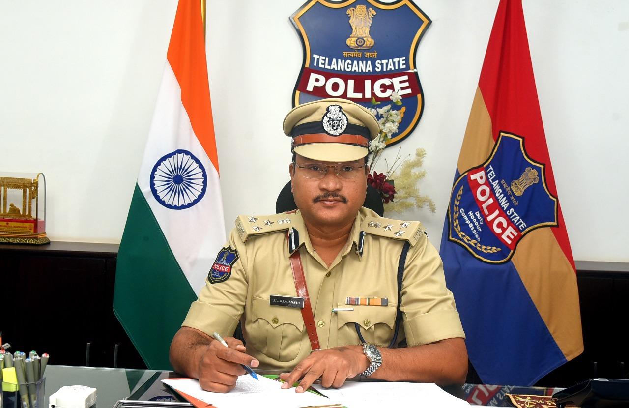దళారీలను నమ్మి మోసపోవద్దు.. ‘పోలీసు’ దేహదారుఢ్య పరీక్షలు పారదర్శకం: రంగనాథ్ దళారీలను నమ్మి మోసపోవద్దు.. ‘పోలీసు’ దేహదారుఢ్య పరీక్షలు పారదర్శకం: రంగనాథ్