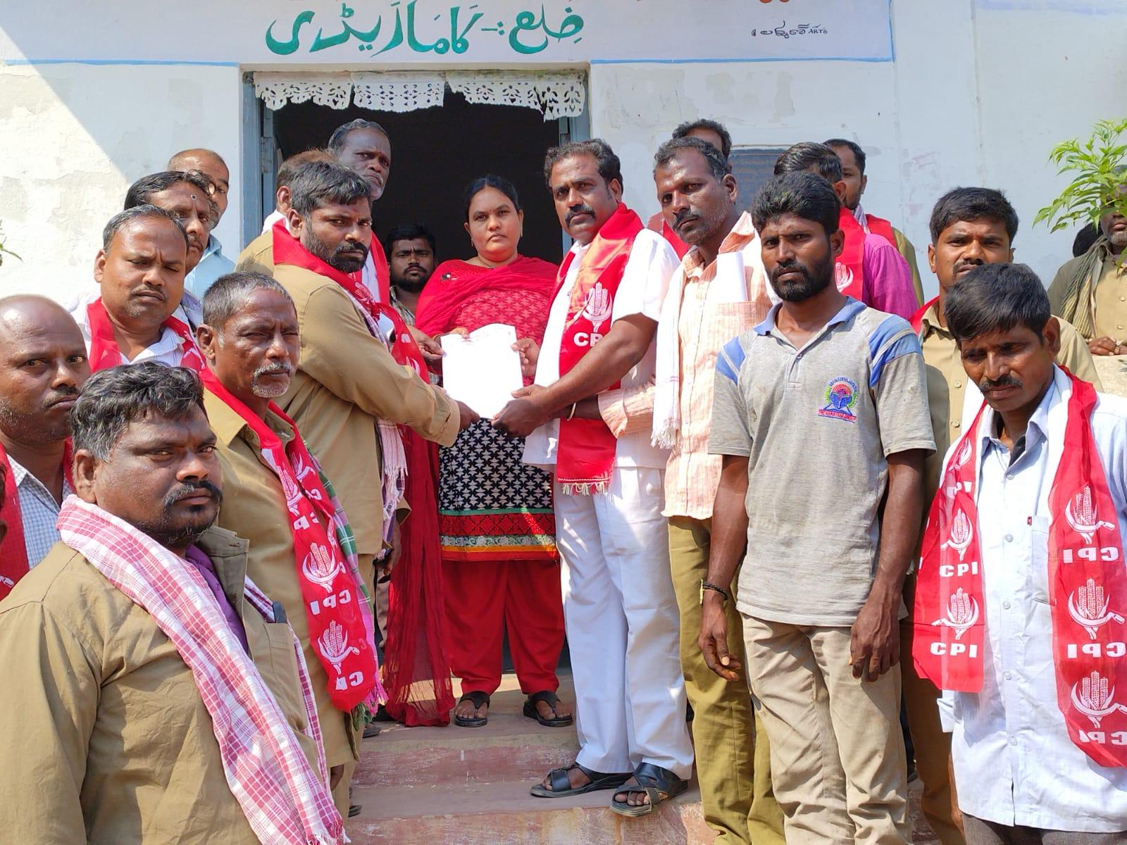 నాలుగో రోజుకు చేరిన సివిల్ సప్లై కూలీల సమ్మె నాలుగో రోజుకు చేరిన సివిల్ సప్లై కూలీల సమ్మె