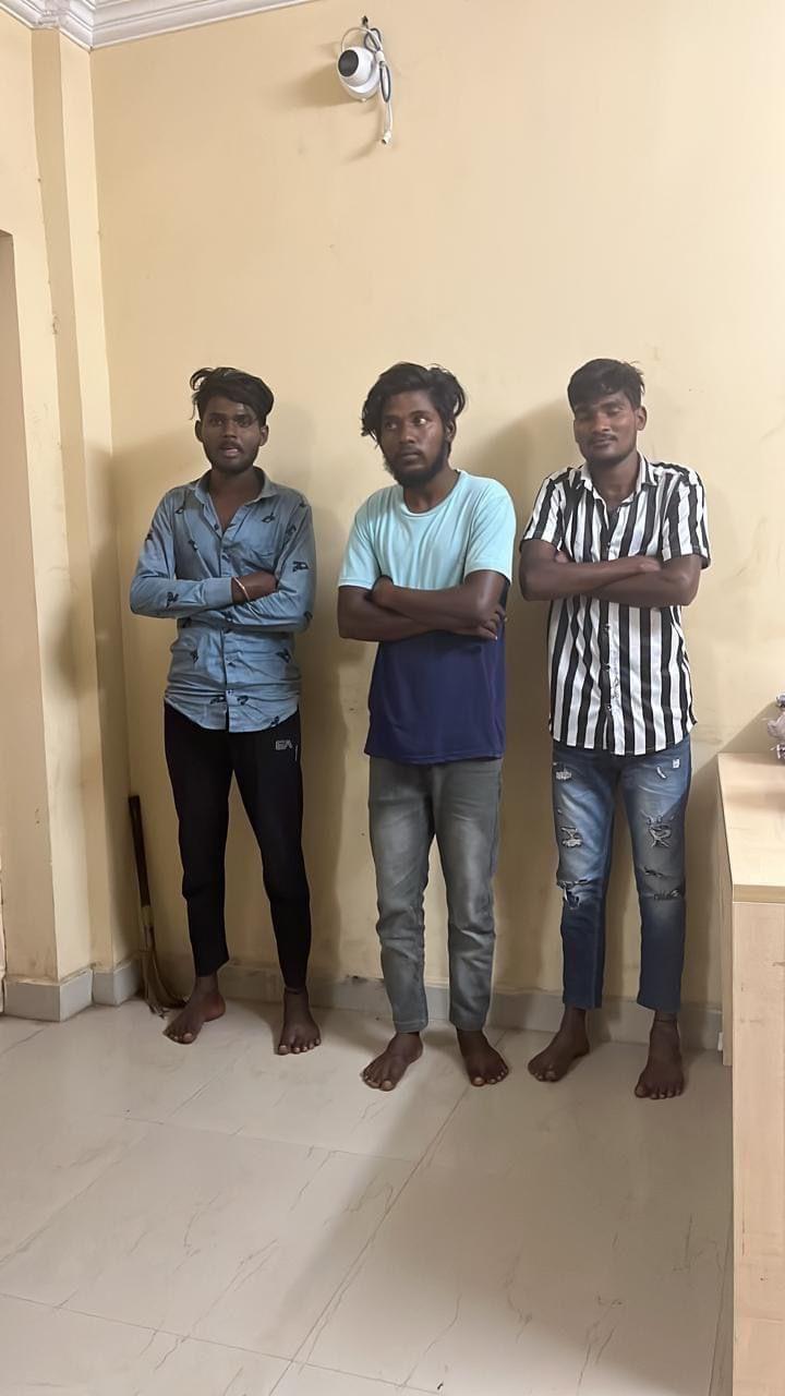 వరంగల్: నడి రోడ్డుపై సర్కస్ ఫీట్లు.. యువకుల అరెస్టు వరంగల్: నడి రోడ్డుపై సర్కస్ ఫీట్లు.. యువకుల అరెస్టు