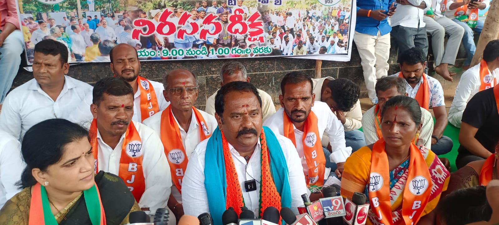 గంప, షబ్బీర్ దొందూ దొందే.. వ్యాపారం కోసం రైతులను బలి చేస్తున్నారు: BJP గంప, షబ్బీర్ దొందూ దొందే.. వ్యాపారం కోసం రైతులను బలి చేస్తున్నారు: BJP