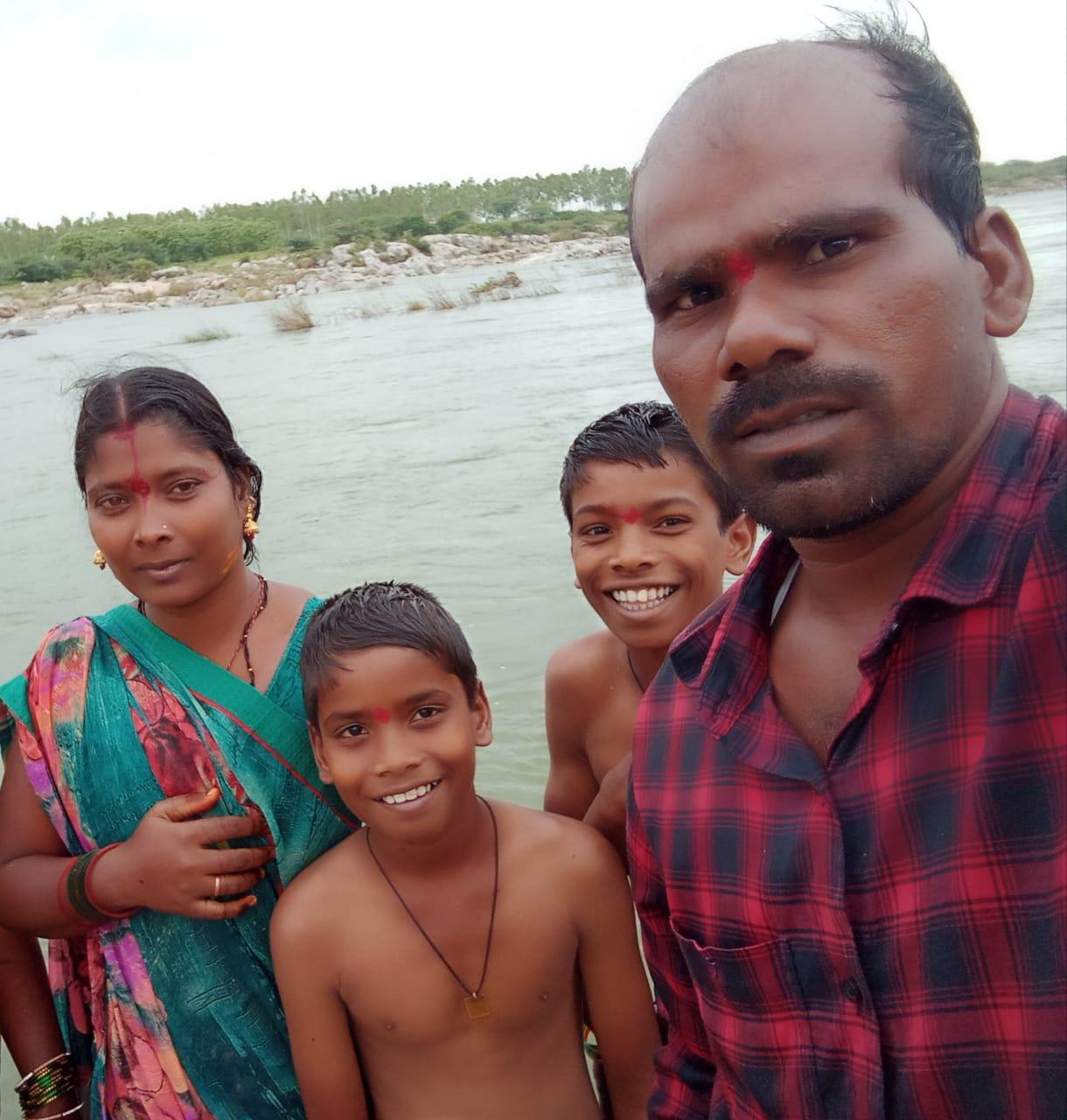 అప్పుల బాధ తాళలేక.. కుటుంబం ఆత్మహత్యా యత్నం అప్పుల బాధ తాళలేక.. కుటుంబం ఆత్మహత్యా యత్నం