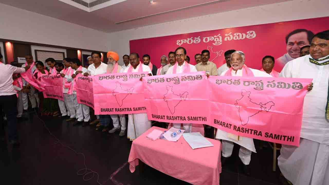ఎర్రకోటపై ఎగిరేది గులాబీ జెండానే: సీఎం కేసీఆర్ ఎర్రకోటపై ఎగిరేది గులాబీ జెండానే: సీఎం కేసీఆర్