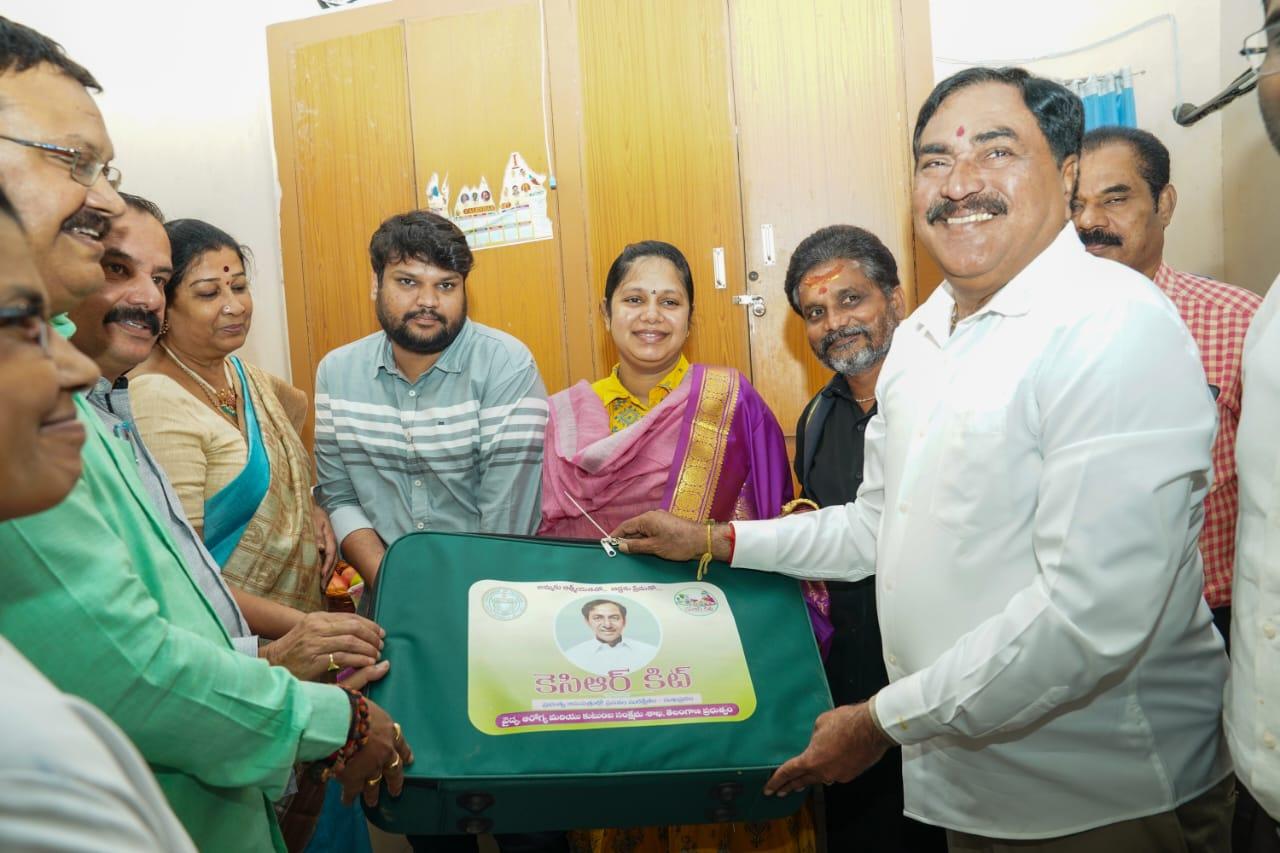 కేసీఆర్ కిట్టు ఒకటా.. రెండా?.. సివిల్ జడ్జి శాలినిని అభినందించిన మంత్రి ఎర్రబెల్లి! కేసీఆర్ కిట్టు ఒకటా.. రెండా?.. సివిల్ జడ్జి శాలినిని అభినందించిన మంత్రి ఎర్రబెల్లి!