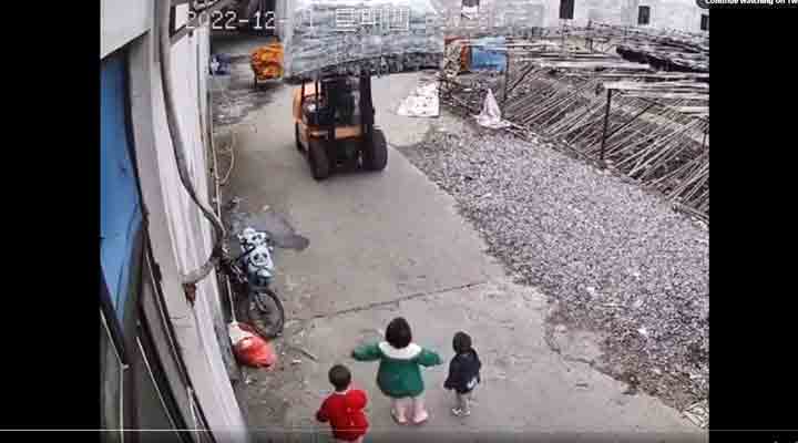 Viral Video | వేగంగా దూసుకొచ్చిన జేసీబీ.. తోబుట్టువులను కాపాడుకున్న చిన్నారి Viral Video | వేగంగా దూసుకొచ్చిన జేసీబీ.. తోబుట్టువులను కాపాడుకున్న చిన్నారి