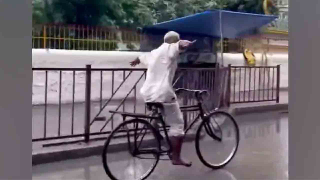 వృద్ధుడి సైకిల్ స్టంట్లు.. వీడియో చూస్తే ఫిదా అవ్వాల్సిందే! వృద్ధుడి సైకిల్ స్టంట్లు.. వీడియో చూస్తే ఫిదా అవ్వాల్సిందే!