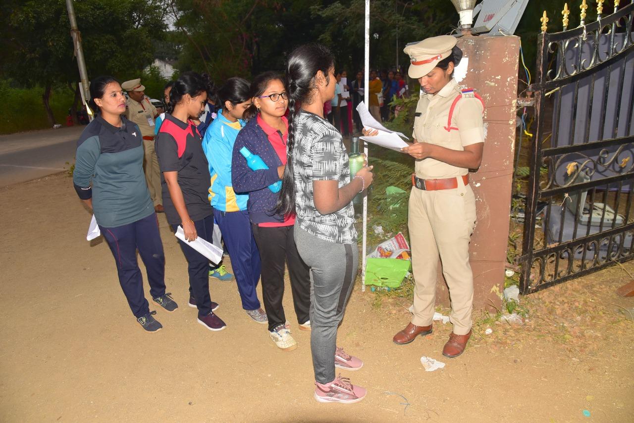 వరంగల్: దేహదారుఢ్య పరీక్షల్లో యువతుల సత్తా వరంగల్: దేహదారుఢ్య పరీక్షల్లో యువతుల సత్తా