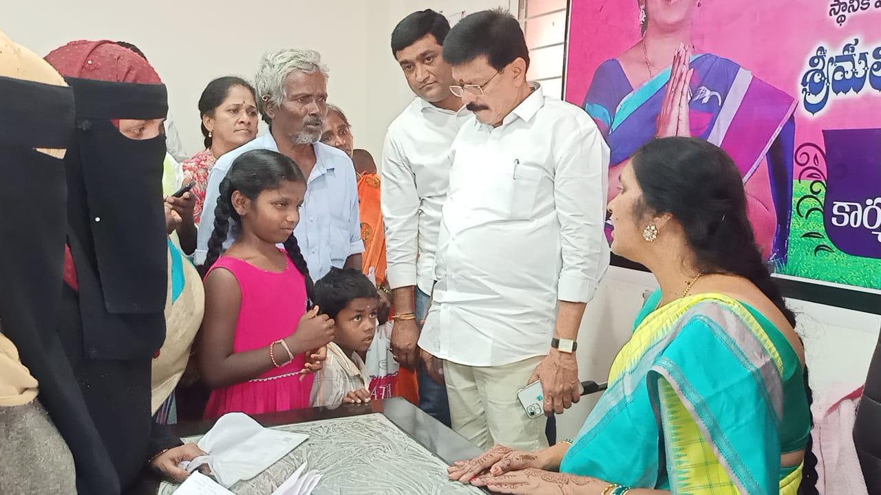 ‘మీకోసం’ తరలి వచ్చిన జనం.. స్పందించిన ఎమ్మెల్యే ‘మీకోసం’ తరలి వచ్చిన జనం.. స్పందించిన ఎమ్మెల్యే