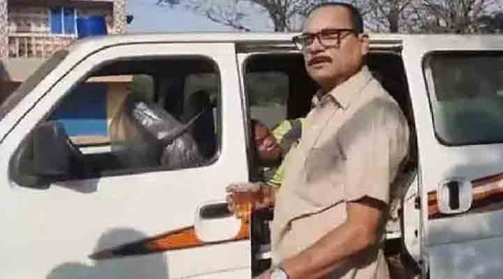 Viral | అంబులెన్స్ డ్రైవర్, రోగి దారి మధ్యలోనే మందేశారు..! Viral | అంబులెన్స్ డ్రైవర్, రోగి దారి మధ్యలోనే మందేశారు..!