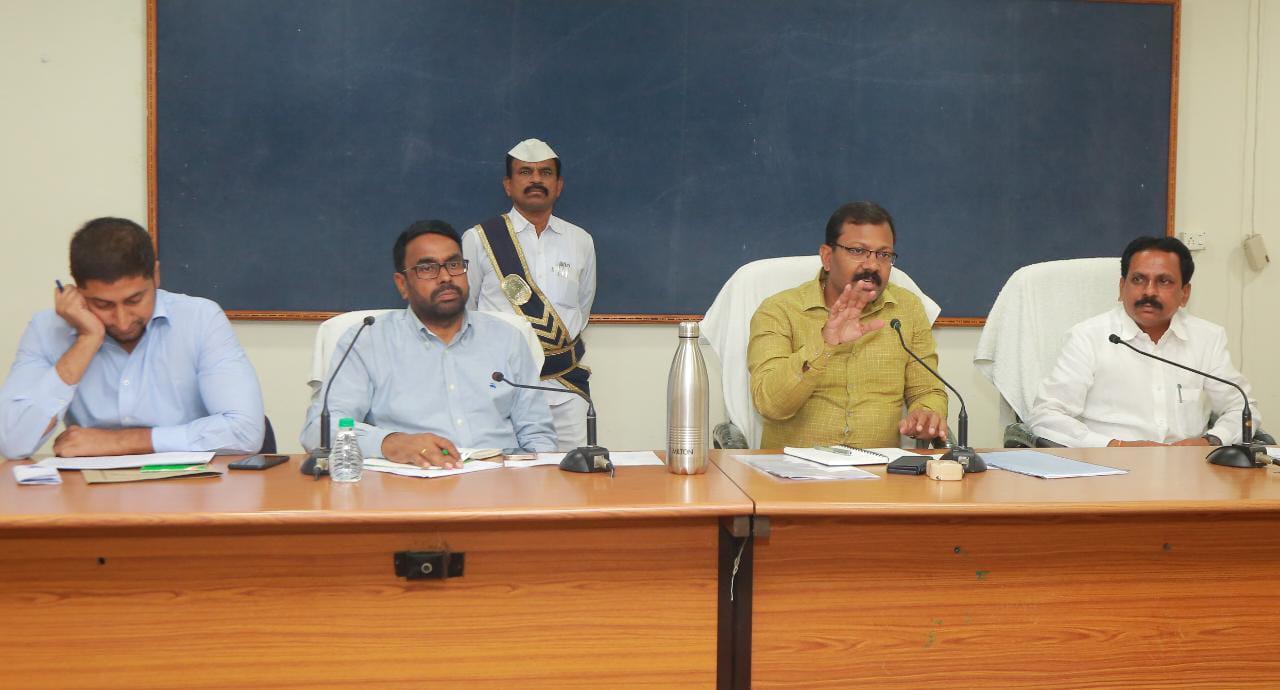 రెండు నెలల్లో డబుల్ బెడ్రూమ్లు పూర్తి చేయాలి: కలెక్టర్ వినయ్ కృష్ణారెడ్డి రెండు నెలల్లో డబుల్ బెడ్రూమ్లు పూర్తి చేయాలి: కలెక్టర్ వినయ్ కృష్ణారెడ్డి