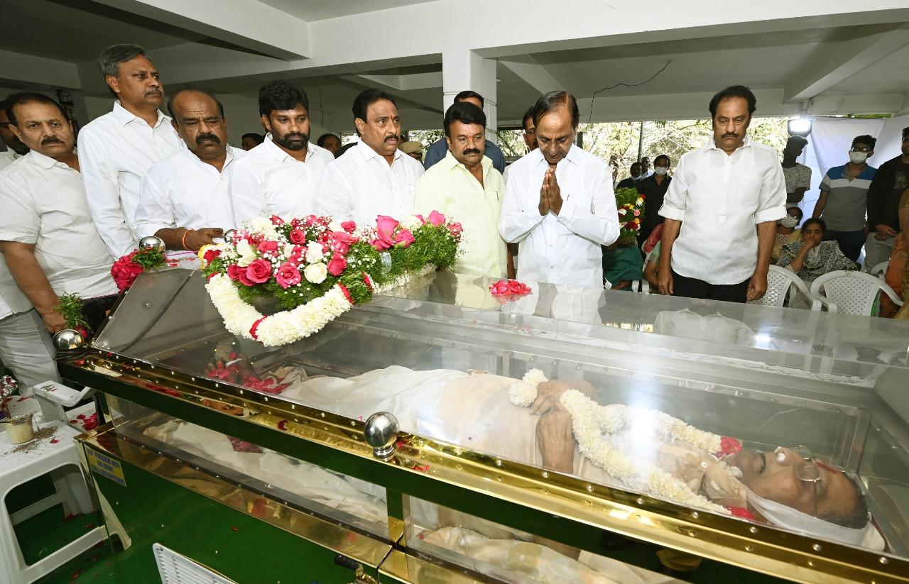 కైకాల సత్యనారాయణ పార్థివదేహానికి సీఎం కేసీఆర్ నివాళి.. కైకాల సత్యనారాయణ పార్థివదేహానికి సీఎం కేసీఆర్ నివాళి..