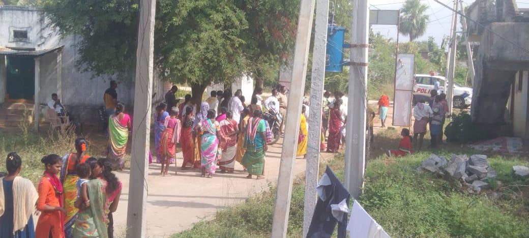 వరంగల్: దళితుల పాదయాత్రను అడ్డుకున్న పోలీసులు వరంగల్: దళితుల పాదయాత్రను అడ్డుకున్న పోలీసులు
