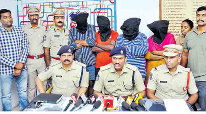 ఆ వీడియోలతో వేధింపులు.. భర్తను హత్య చేసిన భార్య ఆ వీడియోలతో వేధింపులు.. భర్తను హత్య చేసిన భార్య