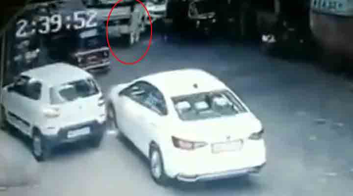 Viral Video | వృద్ధుడిని ఢీకొట్టి.. మీది నుంచి వెళ్లిన బస్సు! ఆ తర్వాత..? Viral Video | వృద్ధుడిని ఢీకొట్టి.. మీది నుంచి వెళ్లిన బస్సు! ఆ తర్వాత..?